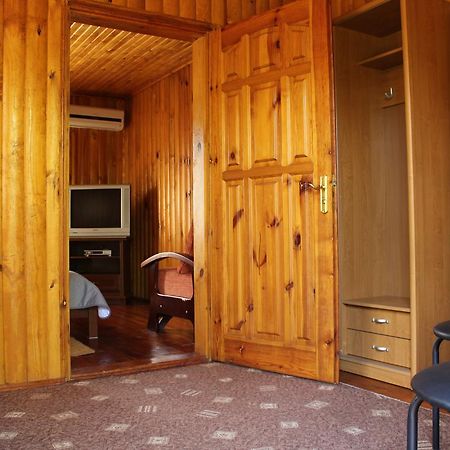Hotel-Complex Mizh Triokh Ozer سفيتياز المظهر الخارجي الصورة