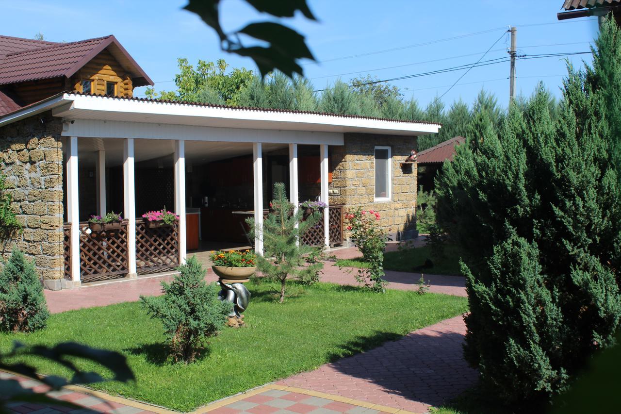 Hotel-Complex Mizh Triokh Ozer سفيتياز المظهر الخارجي الصورة