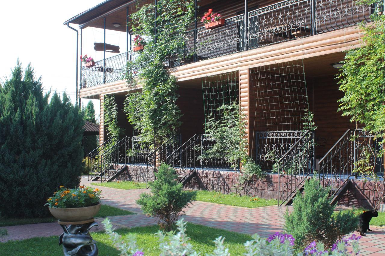 Hotel-Complex Mizh Triokh Ozer سفيتياز المظهر الخارجي الصورة